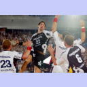 Nikola Karabatic �berspringt die Flensburger Abwehr.