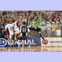 THW-Torwart Henning Fritz springt einem Tempogegensto� des Flensburgers Lars Christiansen entgegen.