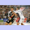 Zwei norwegische Freunde als Gegner f�r 60 Minuten: Frode Hagen (links) im Zweikampf mit Flensburgs Glenn Solberg.