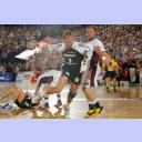 Kreisl�ufer Pelle Linders setzt zum Torwurf an, Abwehrspieler Joachim Boldsen (rechts) kann ihm nur nachschauen.