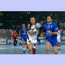 Christian Zeitz  wird beim Tempogegensto� von Michal Zolotenko attackiert.