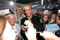 Beliebt wie eh und je: Johan Pettersson kehrte  erstmals seit seinem Abschied vom THW Kiel im vergangenen Mai zur�ck in die Ostseehalle.  Und wieder wurde der Publikumsliebling von seinen Fans belagert.