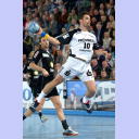 THW-Kapit�n Stefan L�vgren im Sprungwurf, L�bbeckes Tobias Schr�der kommt einen Schritt zu sp�t.