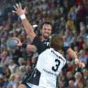 Per Linders versucht  Oliver K�hrmann   abzuwehren.