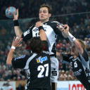 Viktor Szilagyi h�lt den Ball in der Hand. Die Wilhelmshavener Oliver K�hrmann und Manuel Liniger versuchen ihn zu hindern.