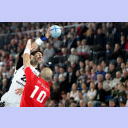 Nikola Karabatic wird von Lilian Di Salvo attackiert.