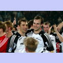 Kollektiver Kieler Jubel - Kapit�n Stefan L�vgren und Viktor Szilagyi strahlen nach dem 54:34-Sieg �ber den SC Magdeburg um die Wette. Im Hintergrund Vid Kavticnik.