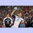 Lars Christiansen beim Strafwurf. Im Hintergrund Marcus Ahlm.