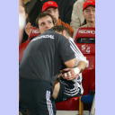 Uwe Brandenburg k�mmert sich um Viktor Szilagyi.