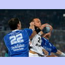 Christian Zeitz wird von den Pfullingern Andreas Blank (links) und Alexander Trost (rechts) attackiert.