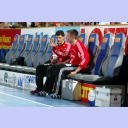 Tipps vom Welthandballer des Jahres 2004: Henning Fritz nutzt die Halbzeitpause, um sich mit seinem Ersatz-Torwart Dennis Klockmann zu unterhalten.