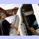 THW-Neuzugang Dominik Klein schleppt seine M�bel aus dem M�belwagen in seine neue Wohnung, die er Ende Juni in Melsdorf vor den Toren Kiels bezogen hat.