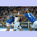 Stefan L�vgren wird attackiert.