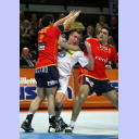 WM 2007: ESP - CZE: Filip Jicha wird attackiert.