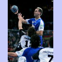 Pascal Hens wird angegriffen.