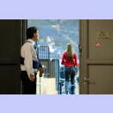 Der an der Schulter verletzte Marcus Ahlm blickt in die Halle.