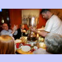 L�we bringt den Pott.