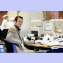 Daniel Wessig in seiner Ausbildungsstelle, der Kieler Volksbank.