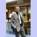 Daniel Wessig in seiner Ausbildungsstelle, der Kieler Volksbank.