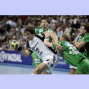 Marcus Ahlm wird attackiert.