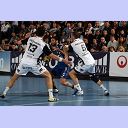 Ivano Balic wird gestoppt.