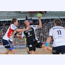 Kim Andersson wird attackiert.