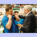 Bayerns Ministerpr�sident Horst Seehofer ehrt den Deutscher Meister Alfred Gislason.