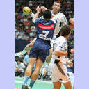 Filip Jicha passt auf Marcus Ahlm.