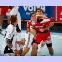 Milutin Dragicevic versucht, Hendrik Pekeler zu stoppen.