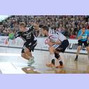 Michael V. Knudsen attackiert Aron Palmarsson.