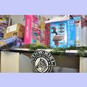 Geschenke f�r den Wunschweihnachtsbaum werden gepackt.