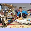 Geschenke f�r den Wunschweihnachtsbaum werden gepackt.