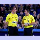 Die Schiedsrichter Marko Mrvica und Dalibor Jurinovic besprechen sich.